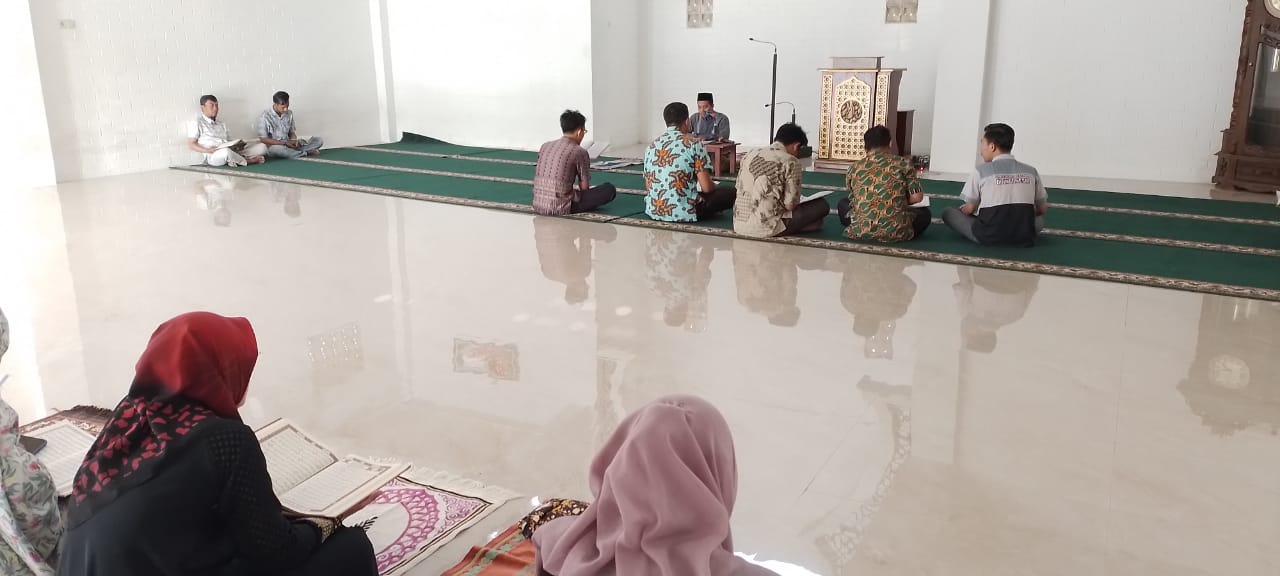 KEGIATAN RUTIN MEMBACA ALQUR’AN DAN TERJEMAHNANYA UNTUK GURU&KARYAWAN SMK MUHAMNA